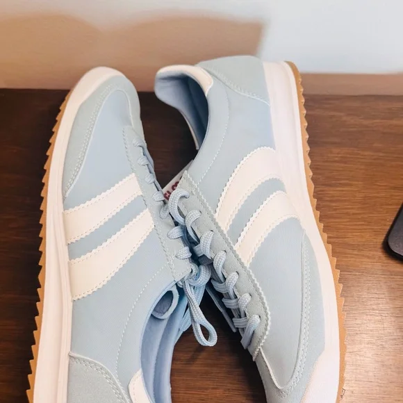 Madden Girl Sneakers NEW with ticket - Picture 3 of 5